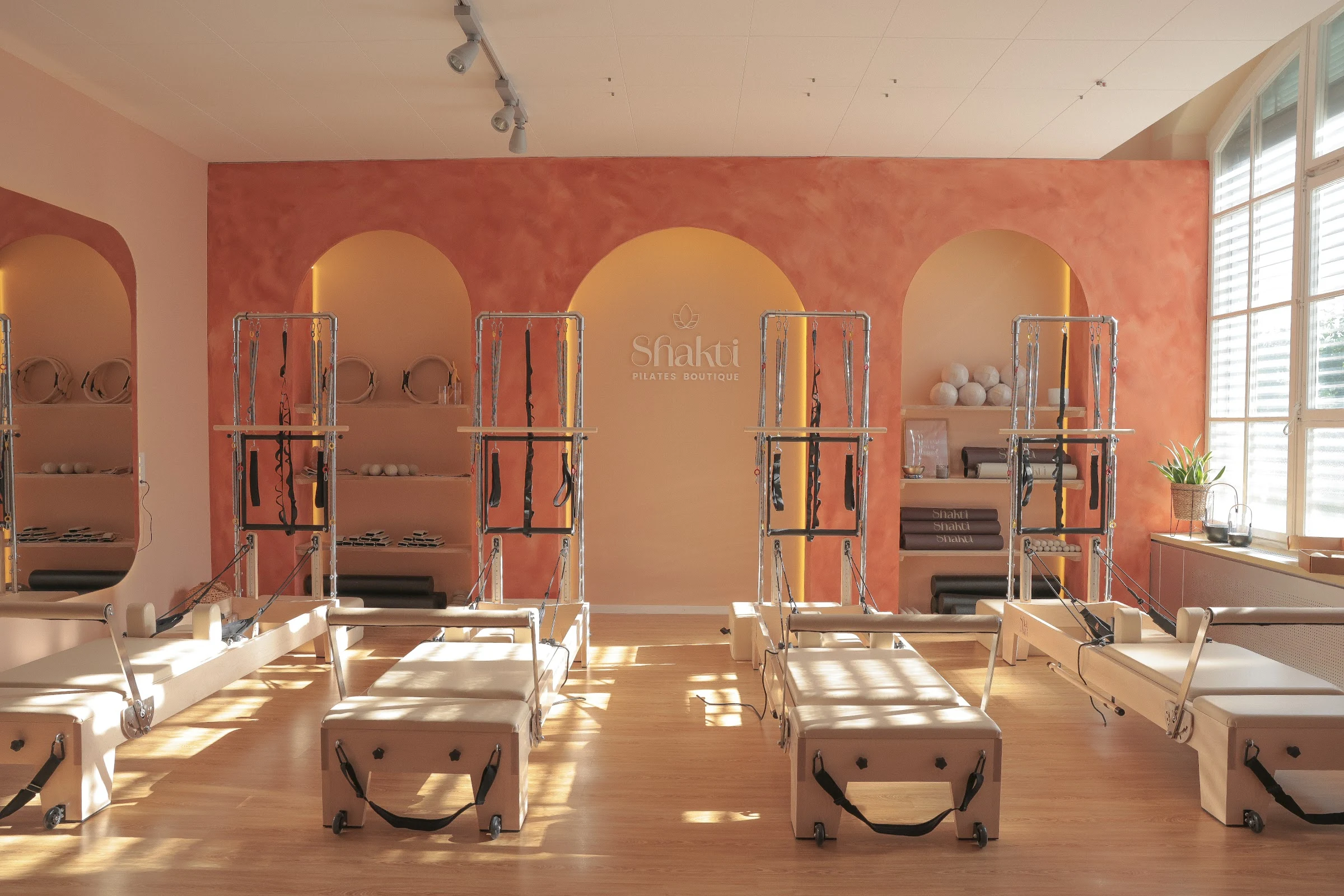 Lichtdurchfluteter Shakti Trainingsraum mit Holzreformern