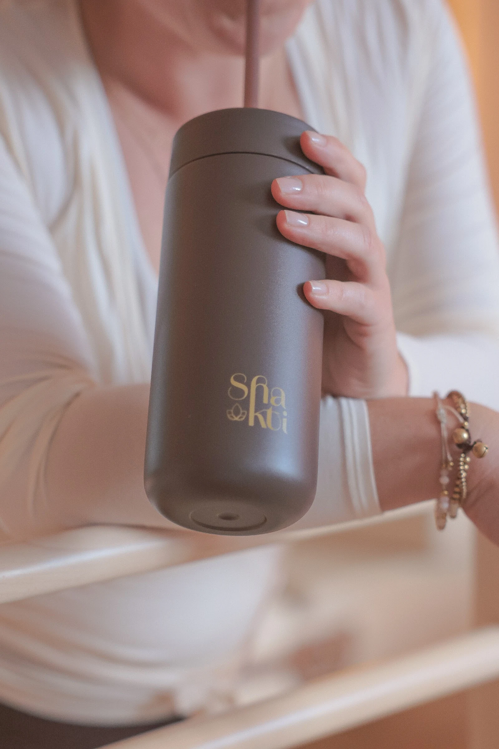 Shakti Trinkflasche im Studio